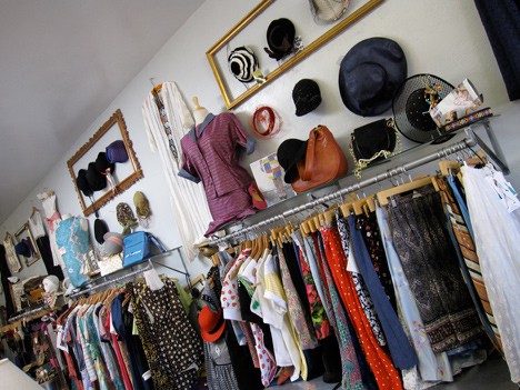 Swift Vintage Shoppe met kleding die ophangt 