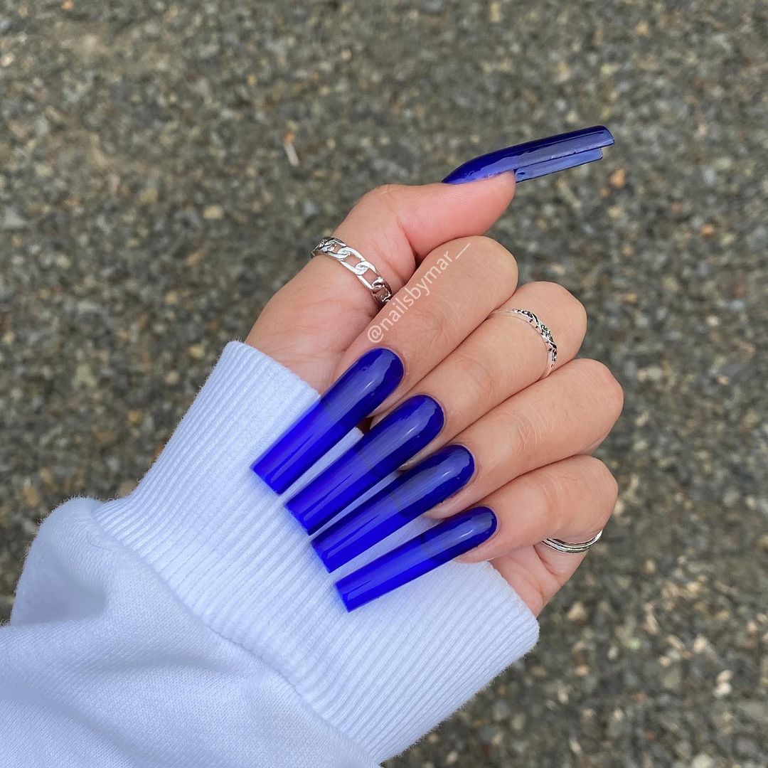 Lange vierkante donkerblauwe nagels