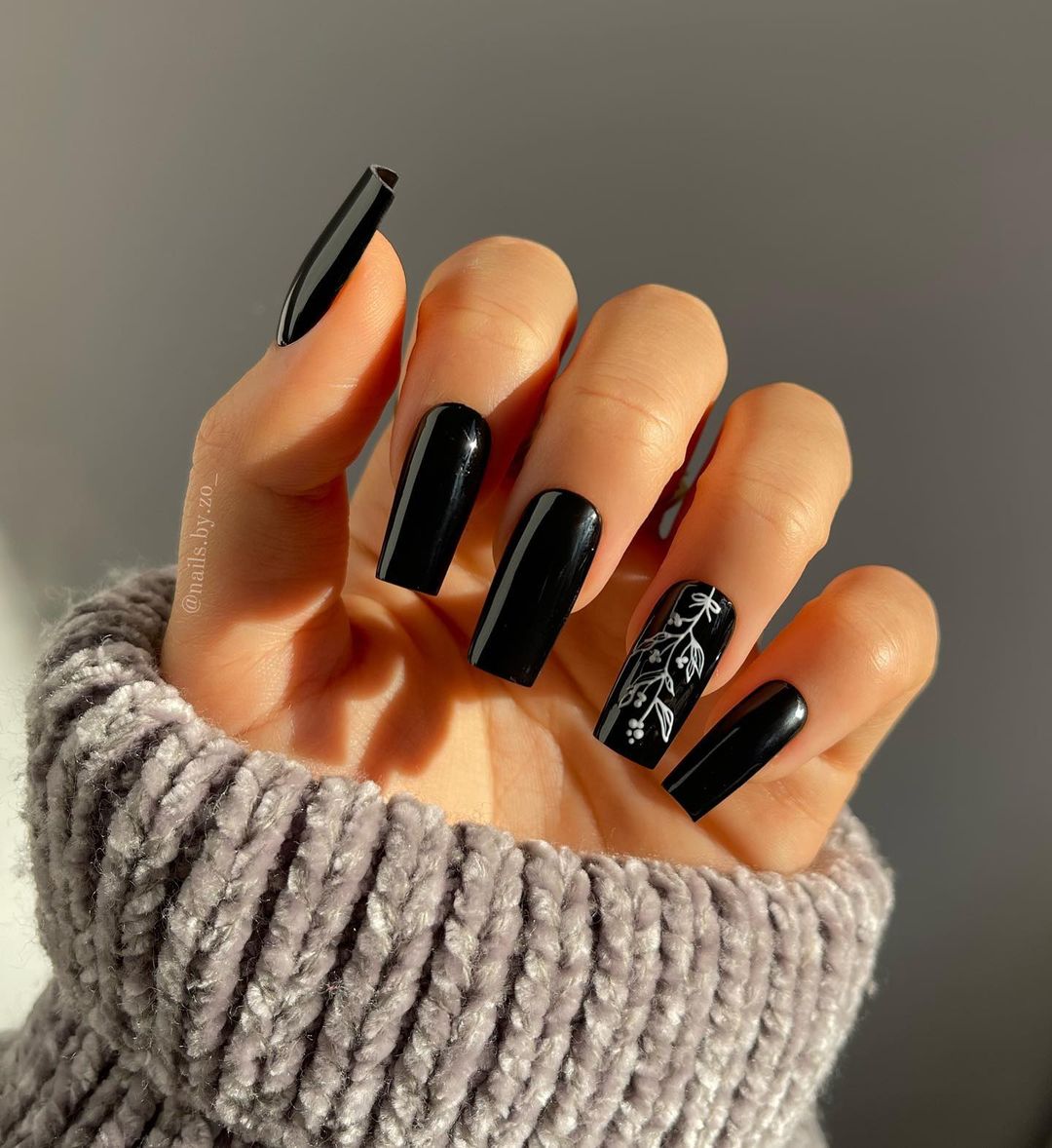 Zwarte vierkante nagels met wit bloemendessin