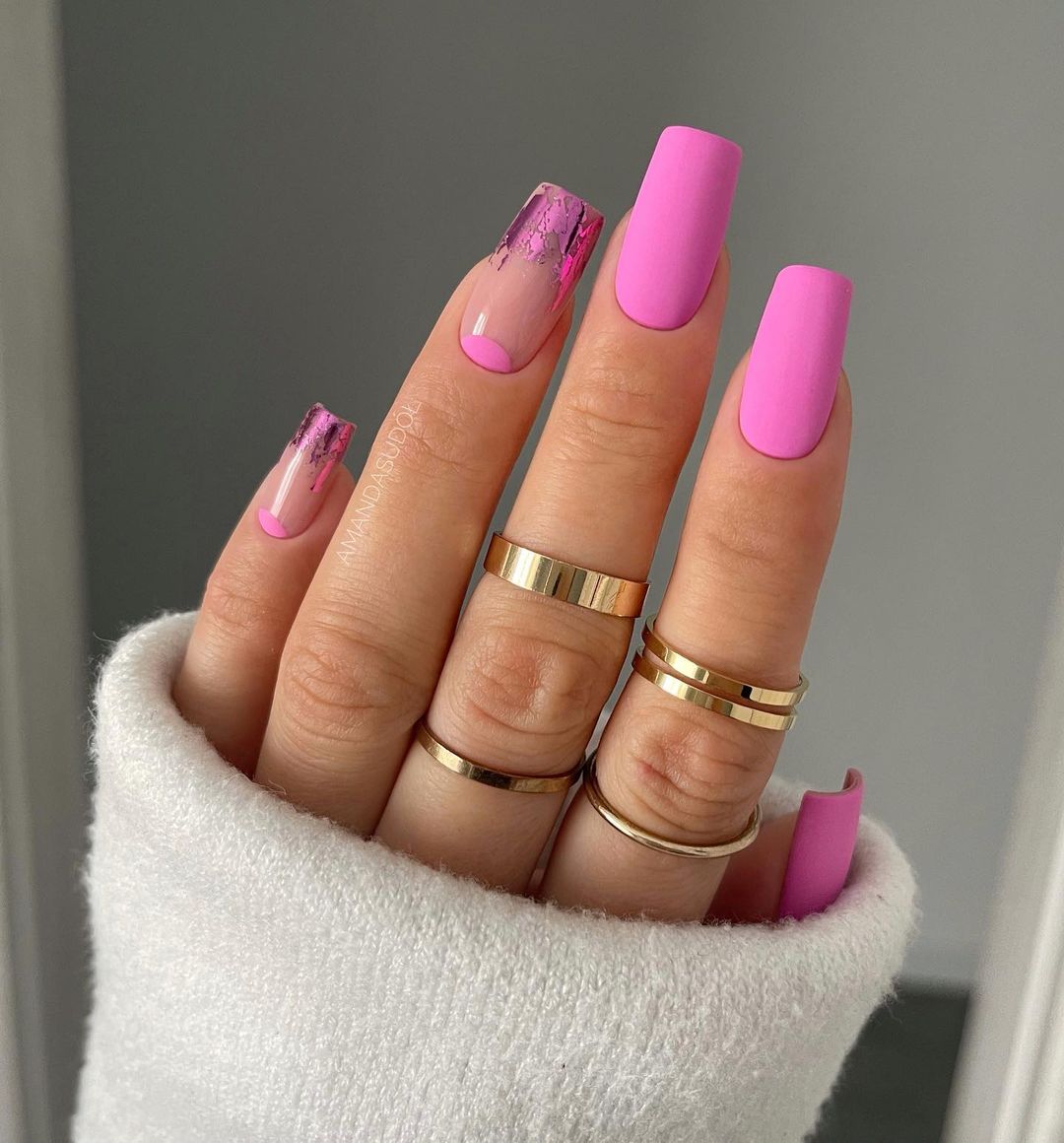 Roze vierkante nagels met roze folie en matte afwerking