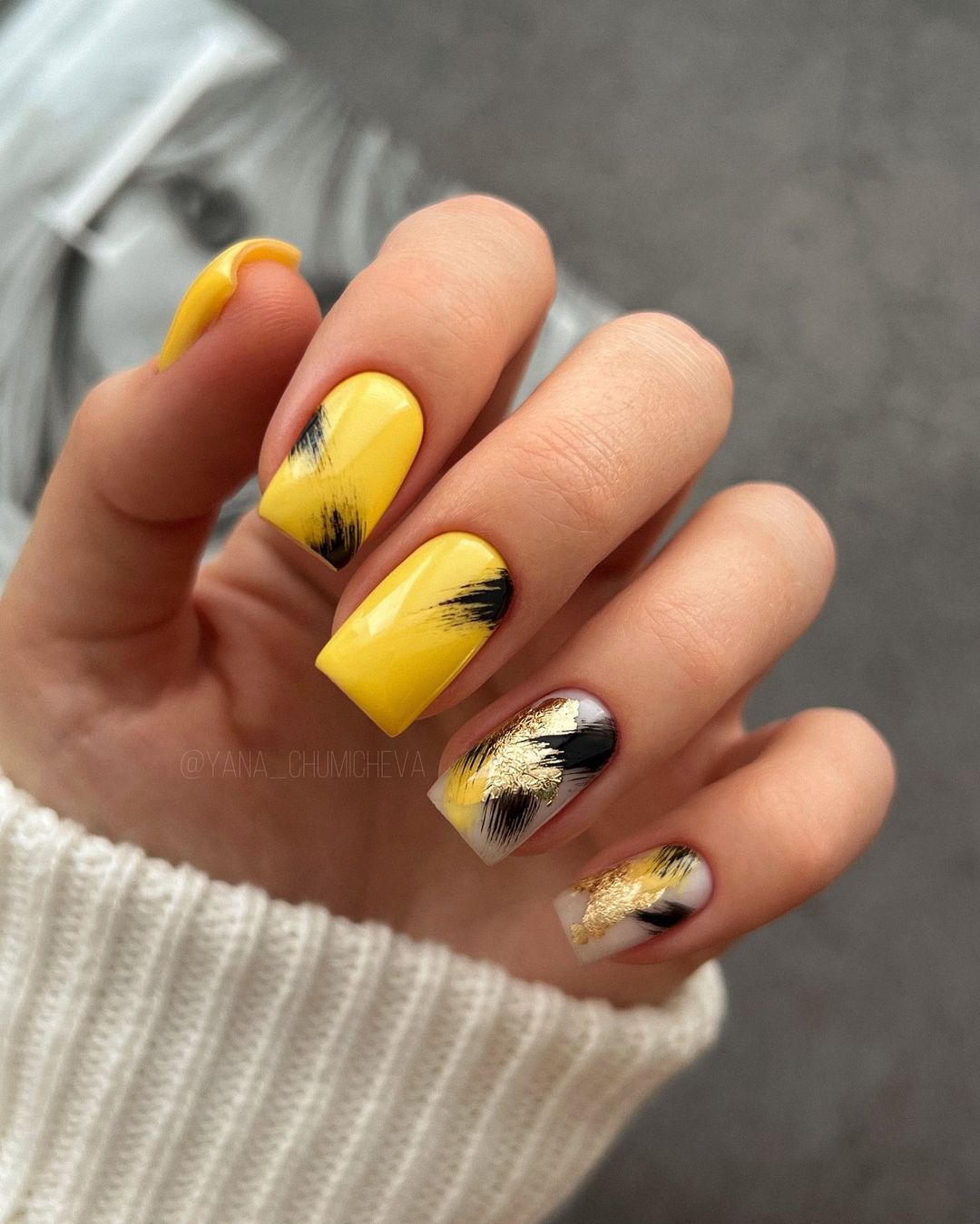 Zomer gele vierkante nagels met zwart en goud ontwerp