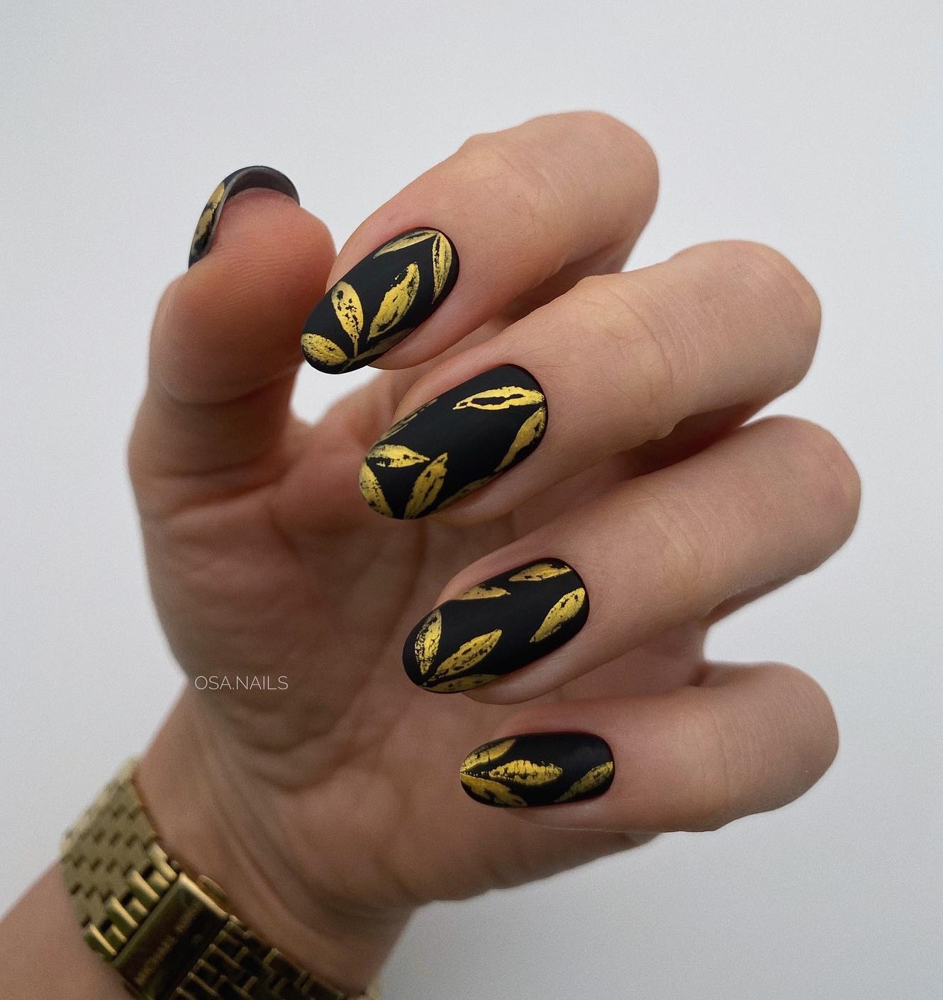 Ronde zwarte matte gouden nagels
