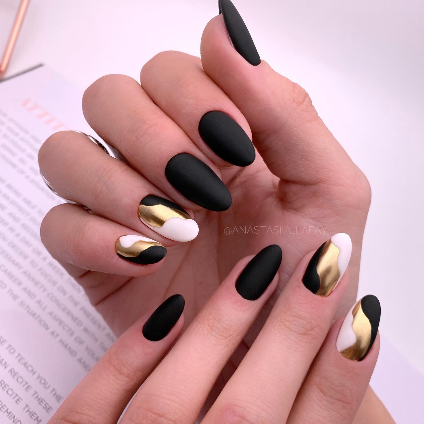 Zwarte matte nagels met goud en witte lak