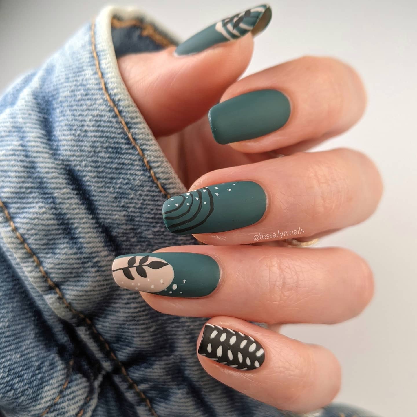 Smaragd matte nagels met beige en zwarte lak