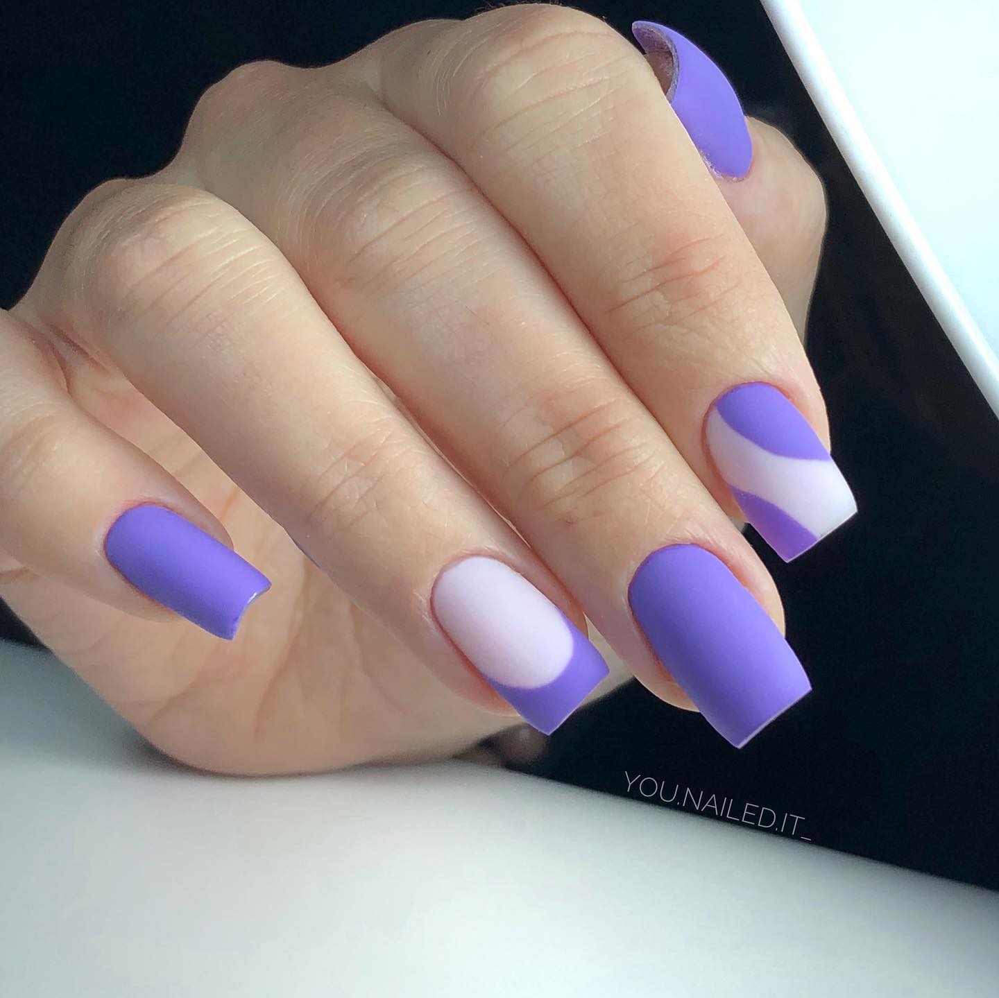Vierkante matte paarse nagels
