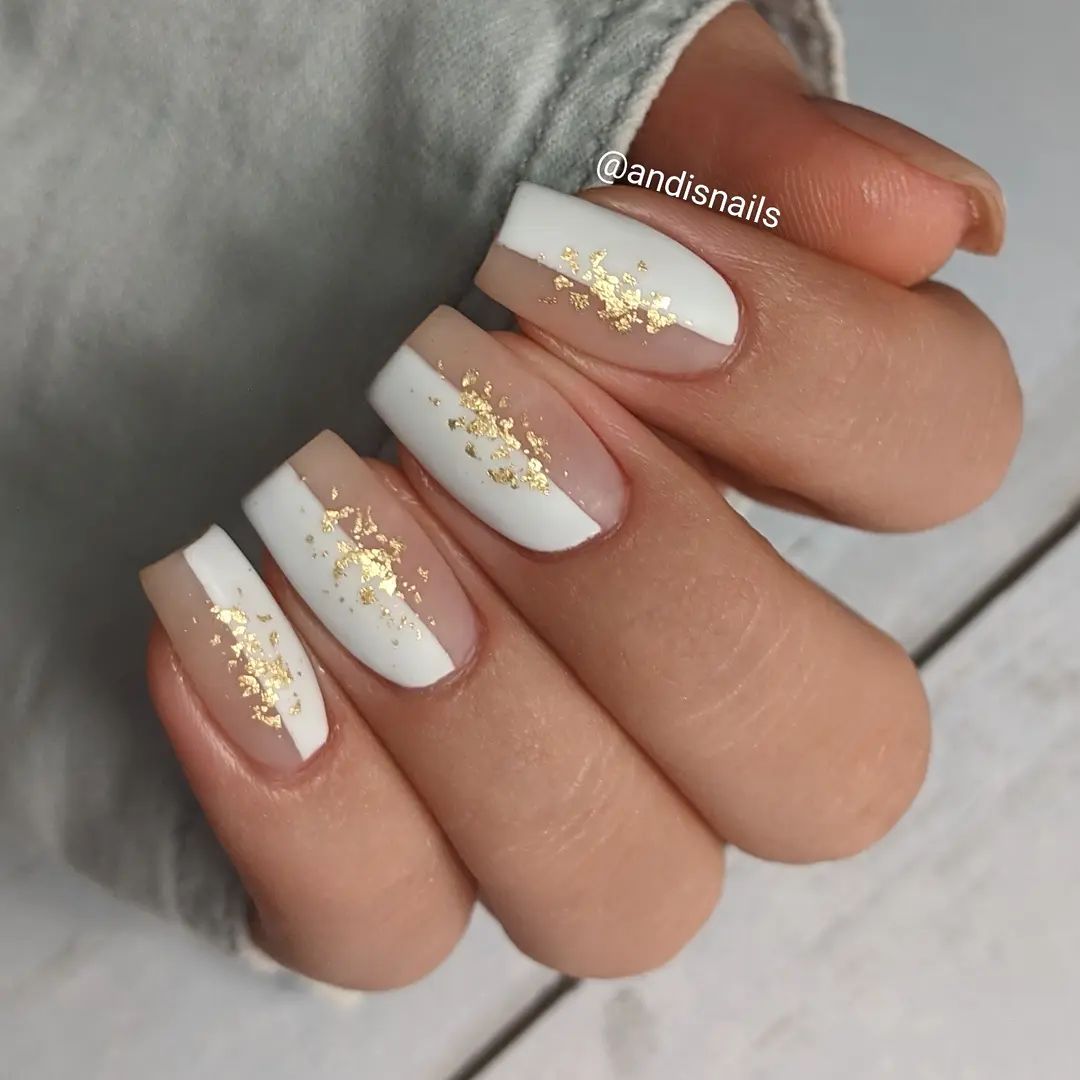 Witte en beige matte nagels met glitters