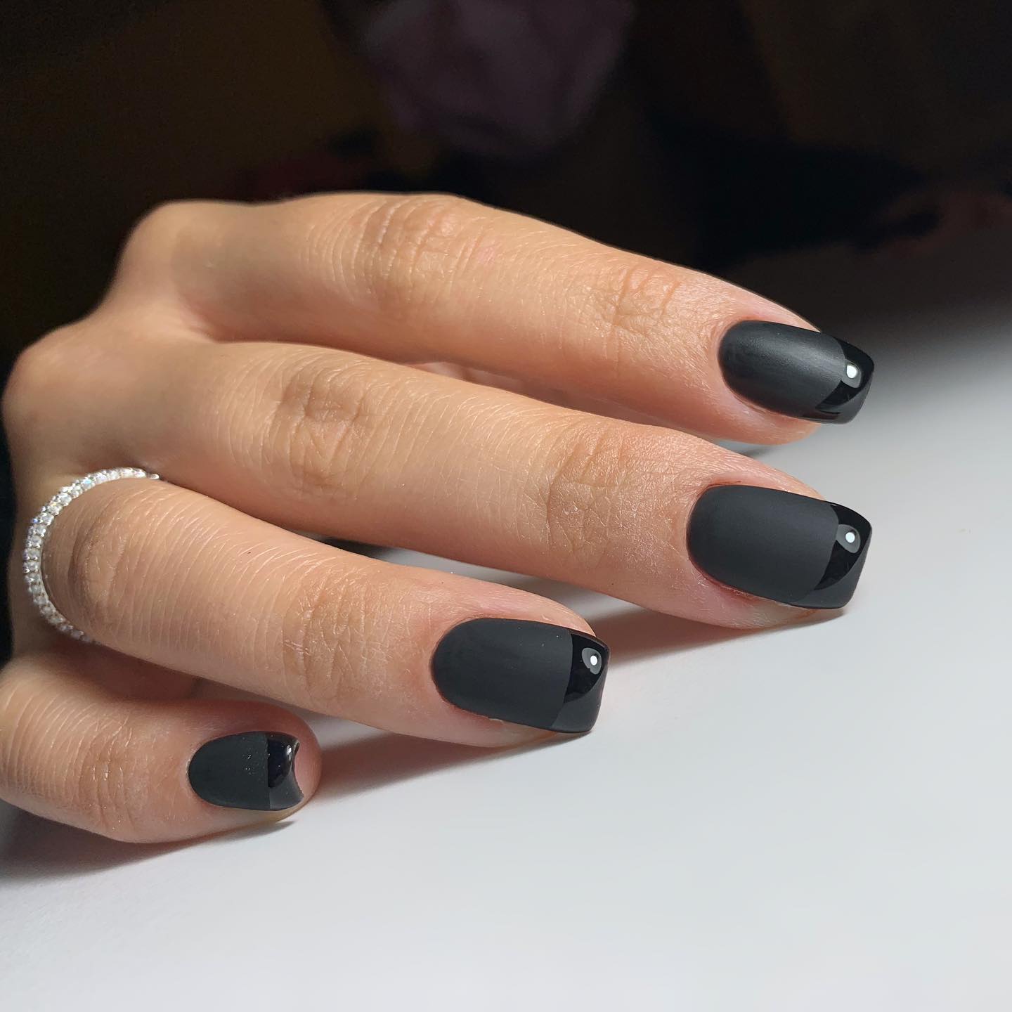 Zwarte vierkante matte nagels met glanzende uiteinden