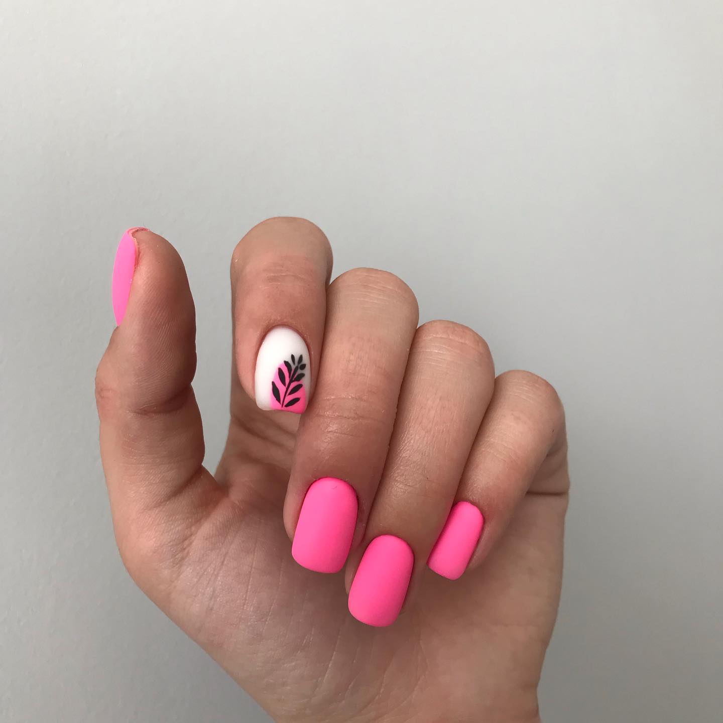 Korte vierkante matte roze nagels