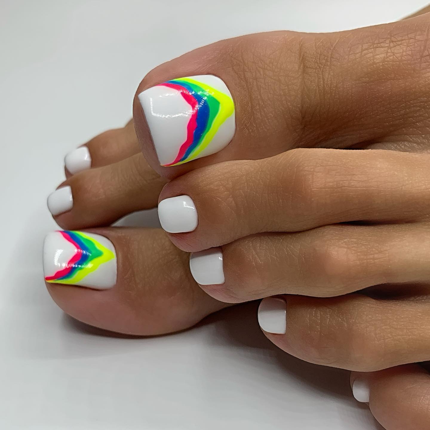 White Gloss Pedicure met Regenboog lijnen op grote tenen