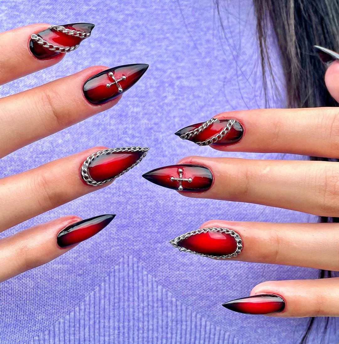 Korte Gothic zwarte en rode stiletto nagels