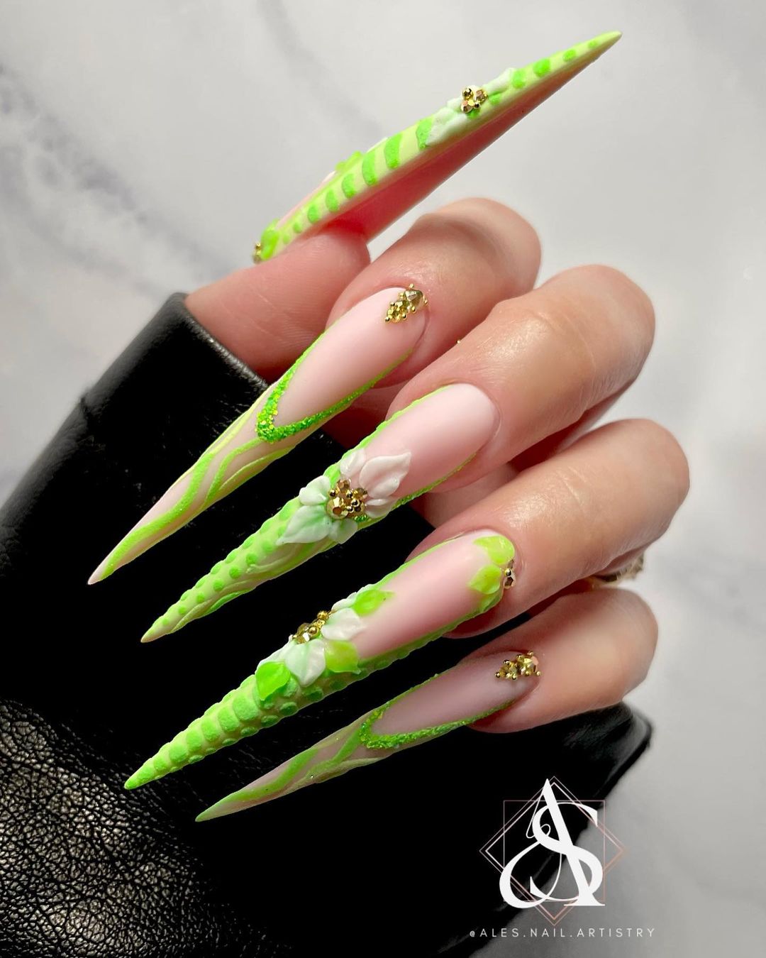 Lange stiletto nagels met groene Franse tips