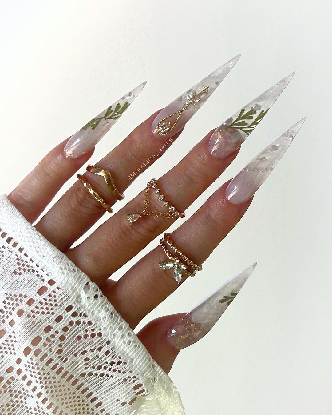 Lange witte stiletto nagels met bladeren