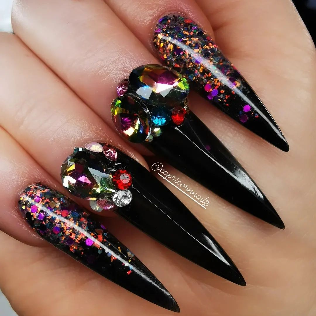Zwarte stiletto nagels met strass en glitter