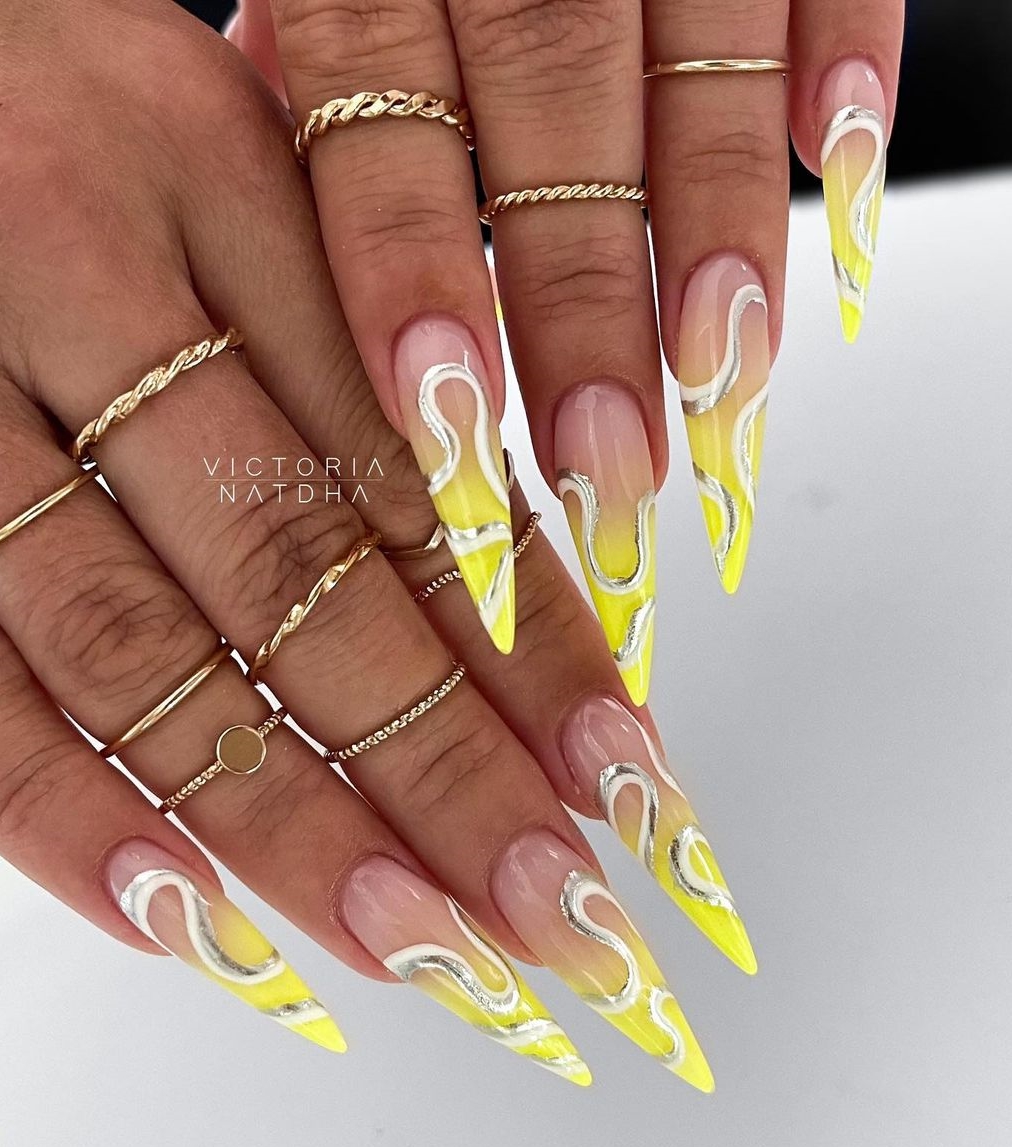 Lange gele Ombre stiletto nagels met zilveren lijnen