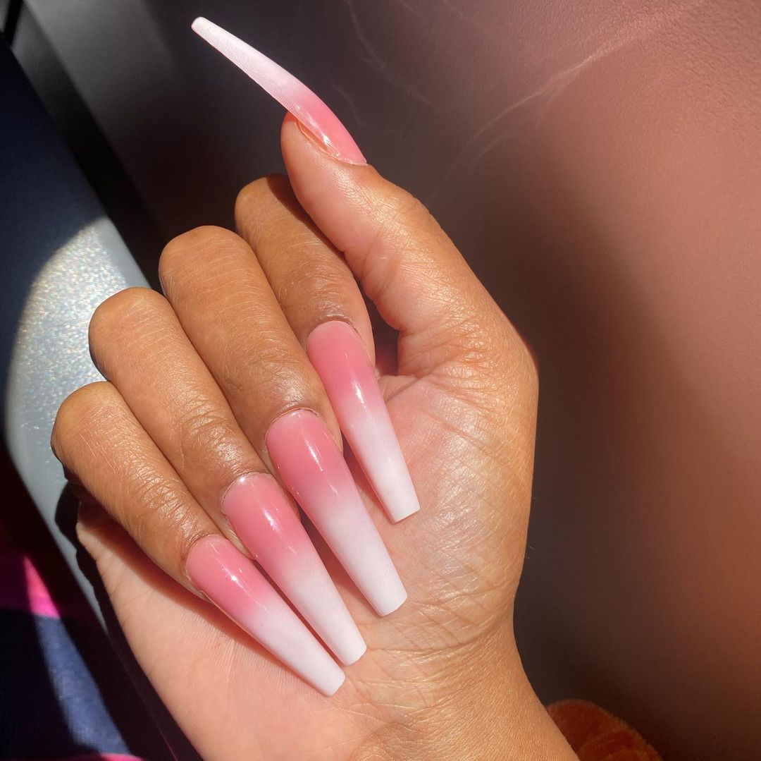 Lange kist roze en witte ombre nagels