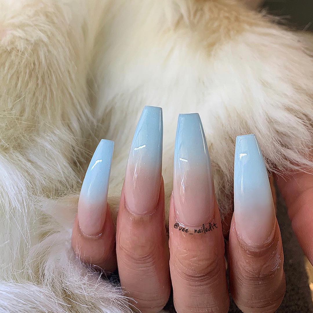 Lange kistvormige blauwe en witte ombre nagels