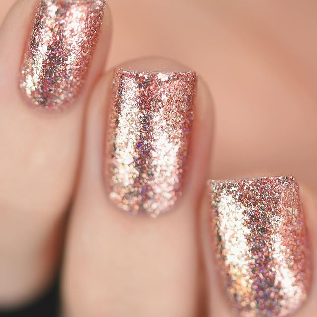Korte nagels met gouden glitter