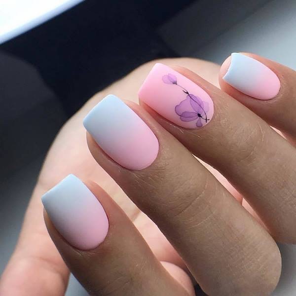 Korte lichtblauwe en roze Ombre nagels
