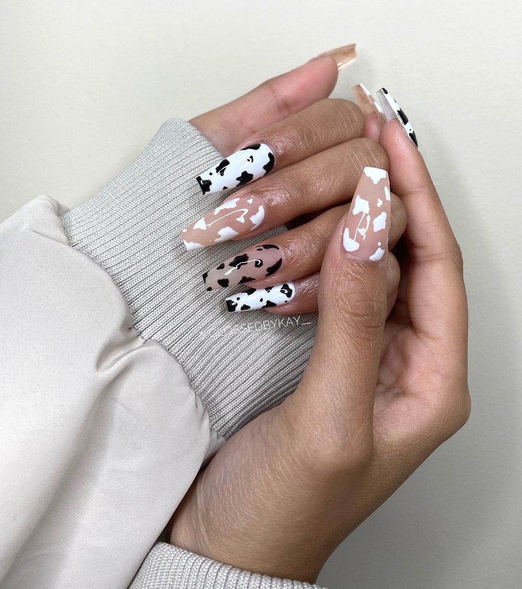 Veelkleurige koeprint ontwerp op doodskist nagels