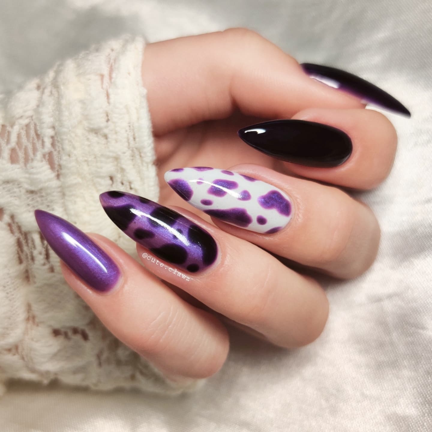 Lange paarse nagels met koe print ontwerp