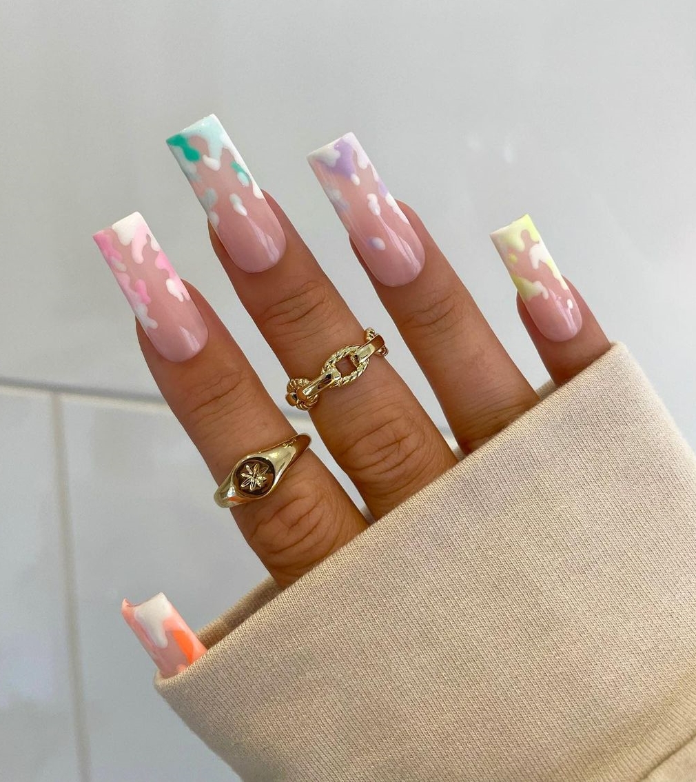 Lange vierkante nagels met pastel koe print ontwerp