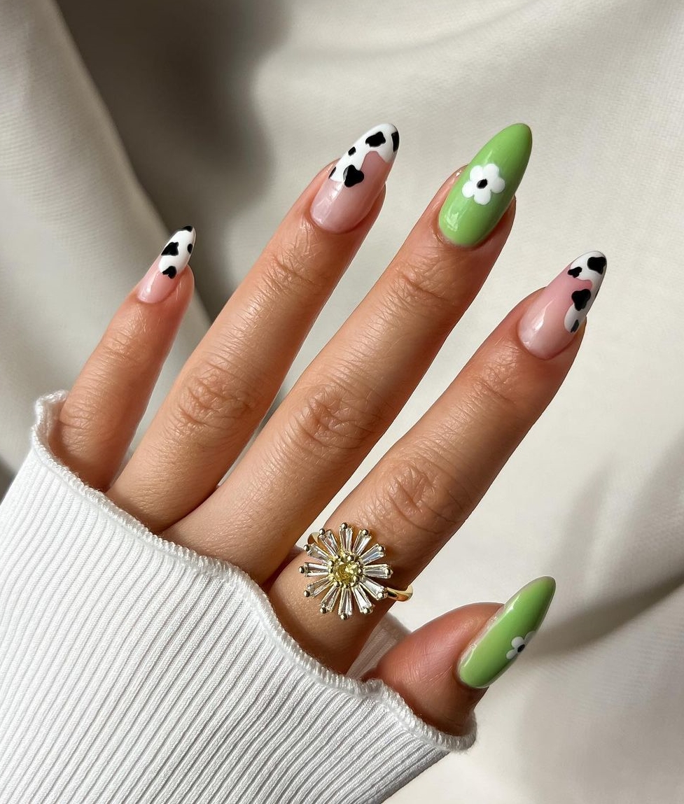 Groene nagels met koeprint ontwerp