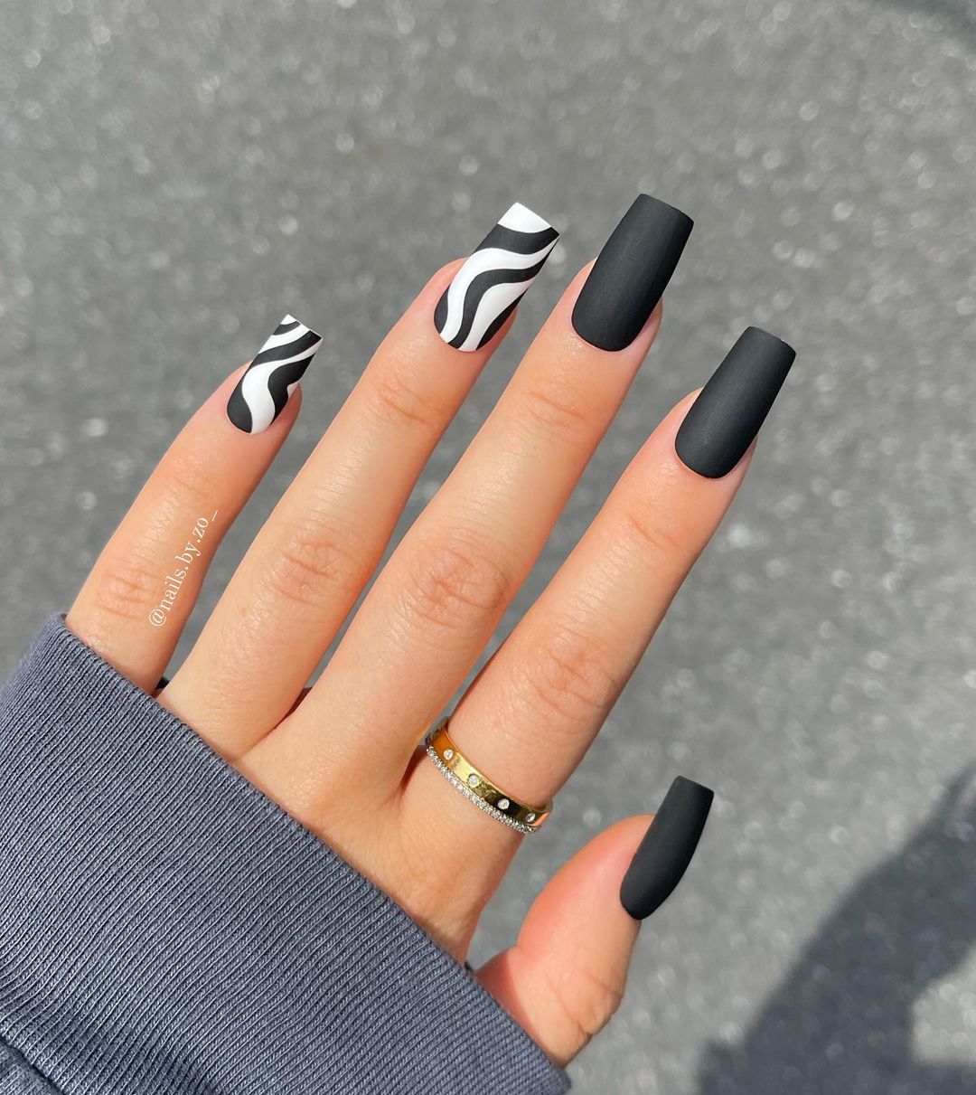 Lange vierkante zwarte nagels met zebraprint