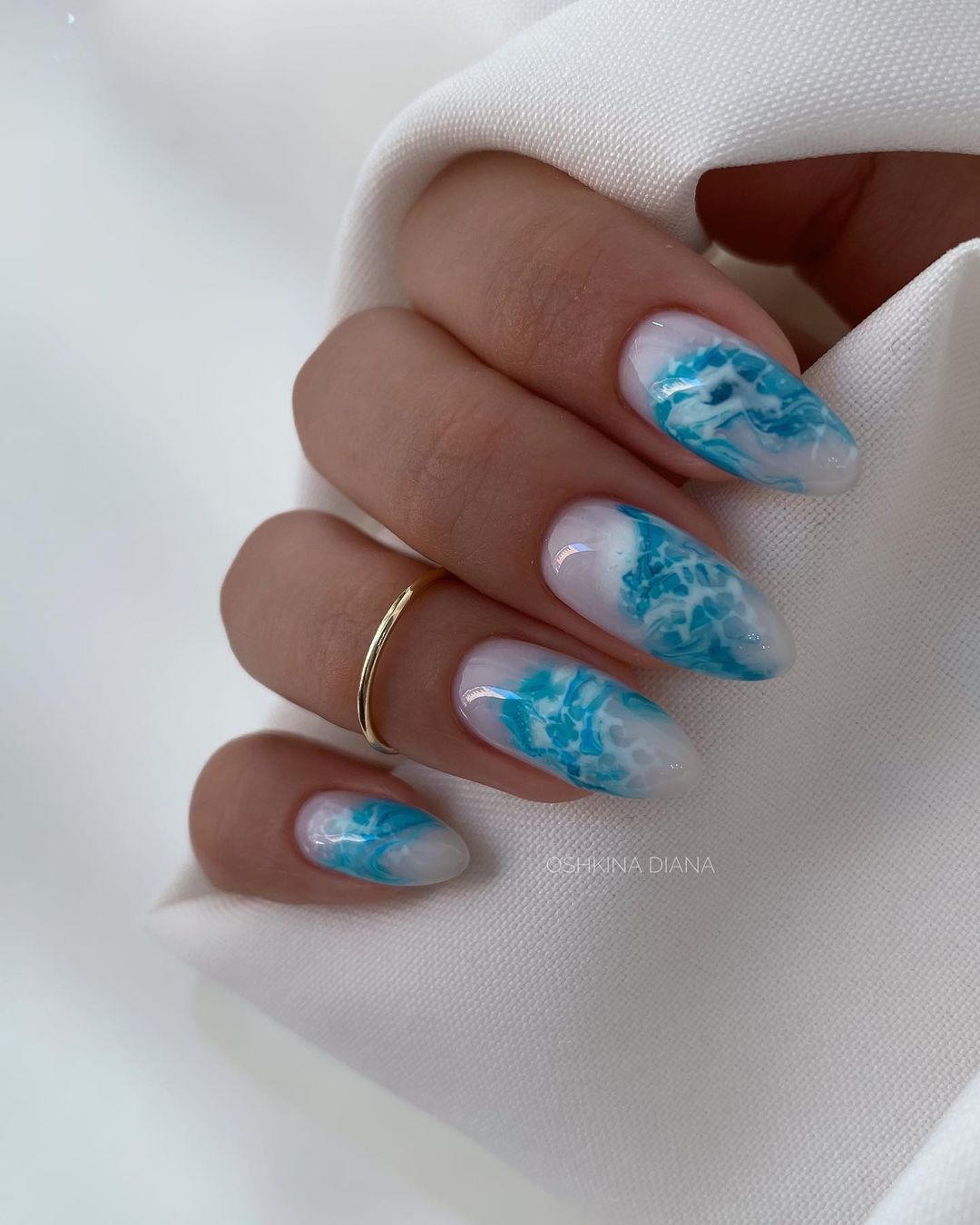Round White Gel Nails with Blue Marble Design