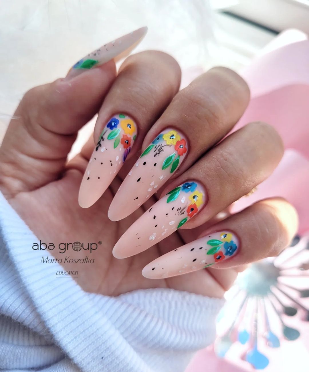0Long Nude Amandel nagels met florale ontwerp