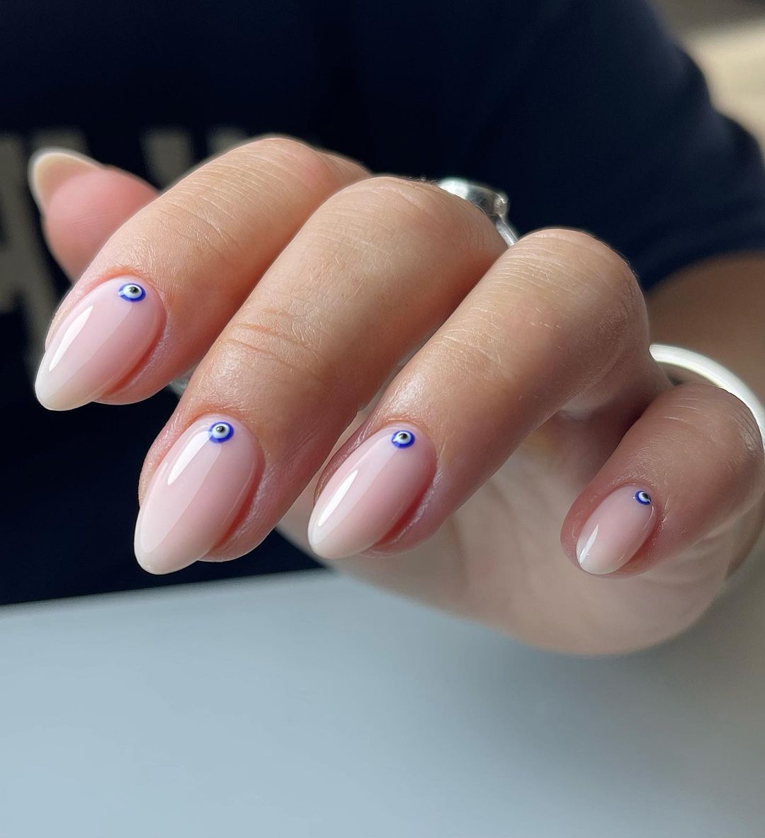 Korte amandel naakt nagels met blauwe ogen ontwerp
