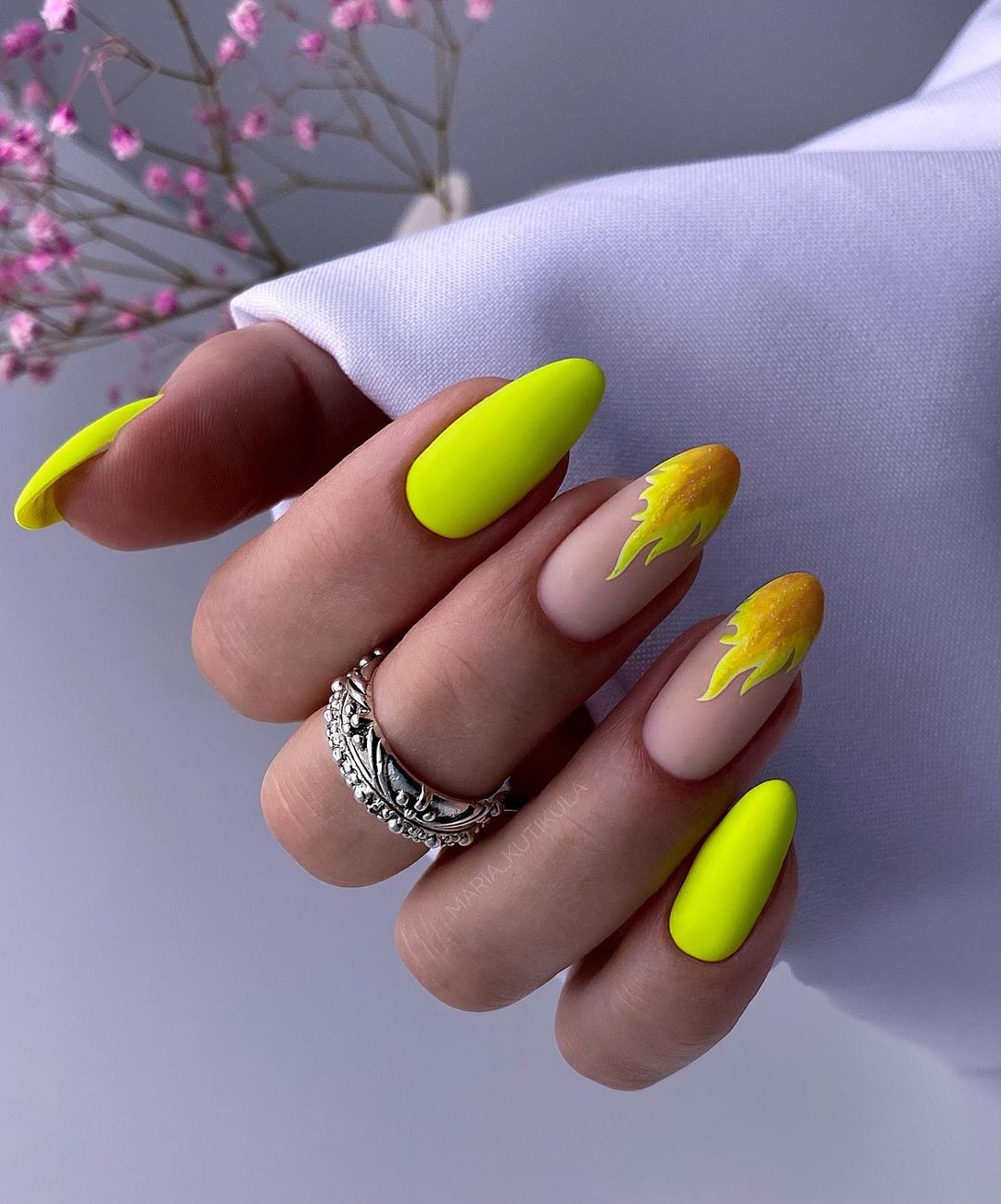 Amandel gele matte nagels met vlam ontwerp