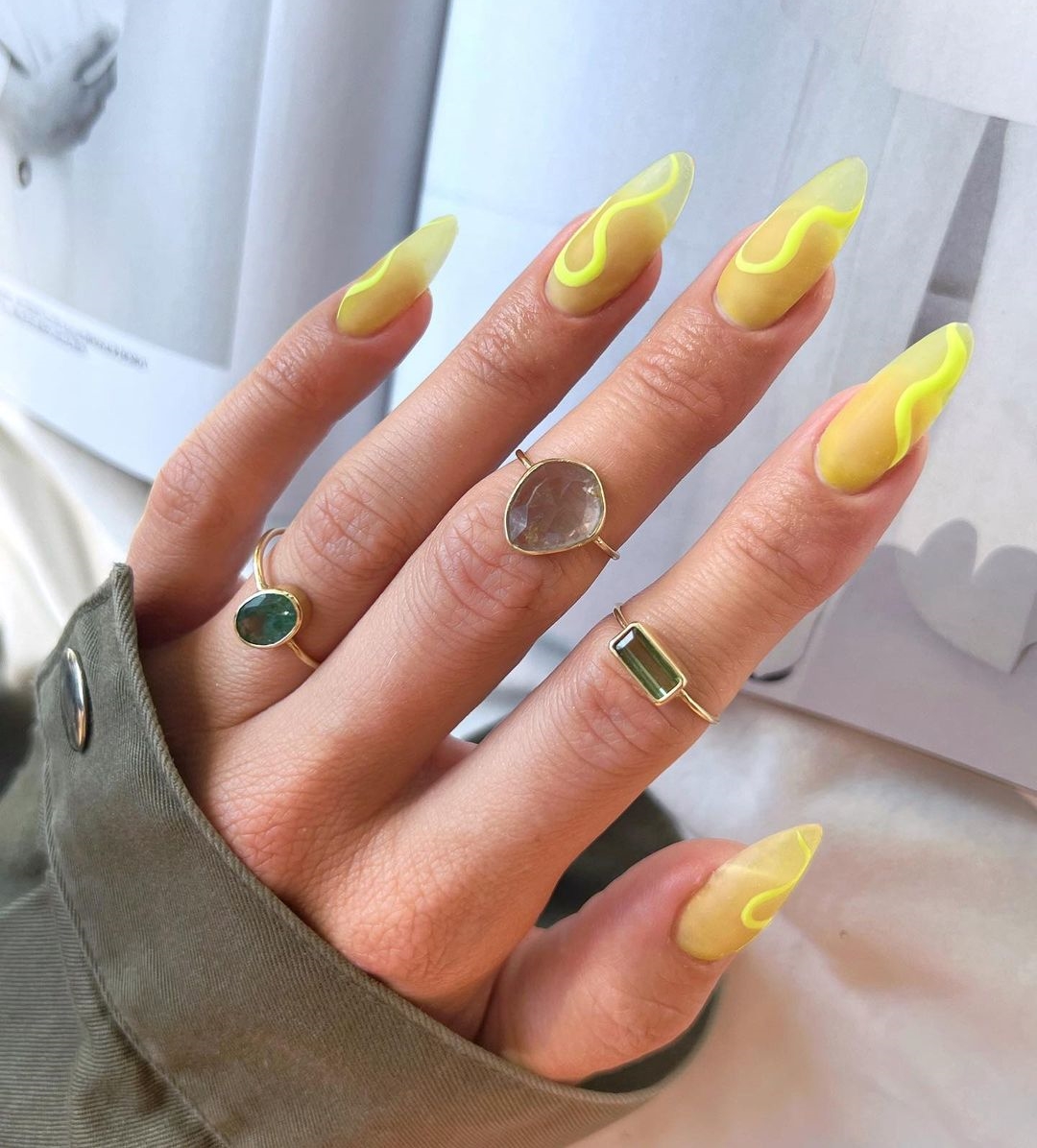 Amandelgele nagels met gele wervelingen