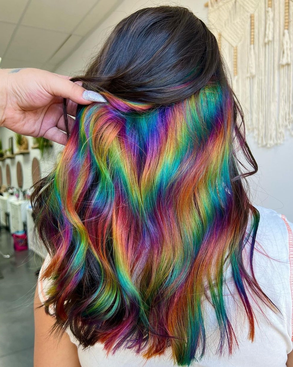 Rainbow Peekaboo Highlights op lang donkerbruin haar