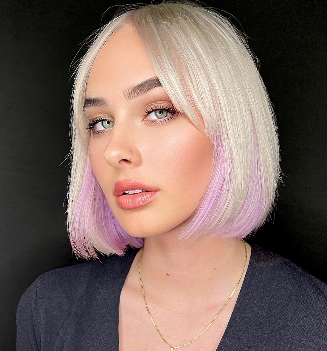 Lavendel Peekaboo Highlights op Kort Blond Haar