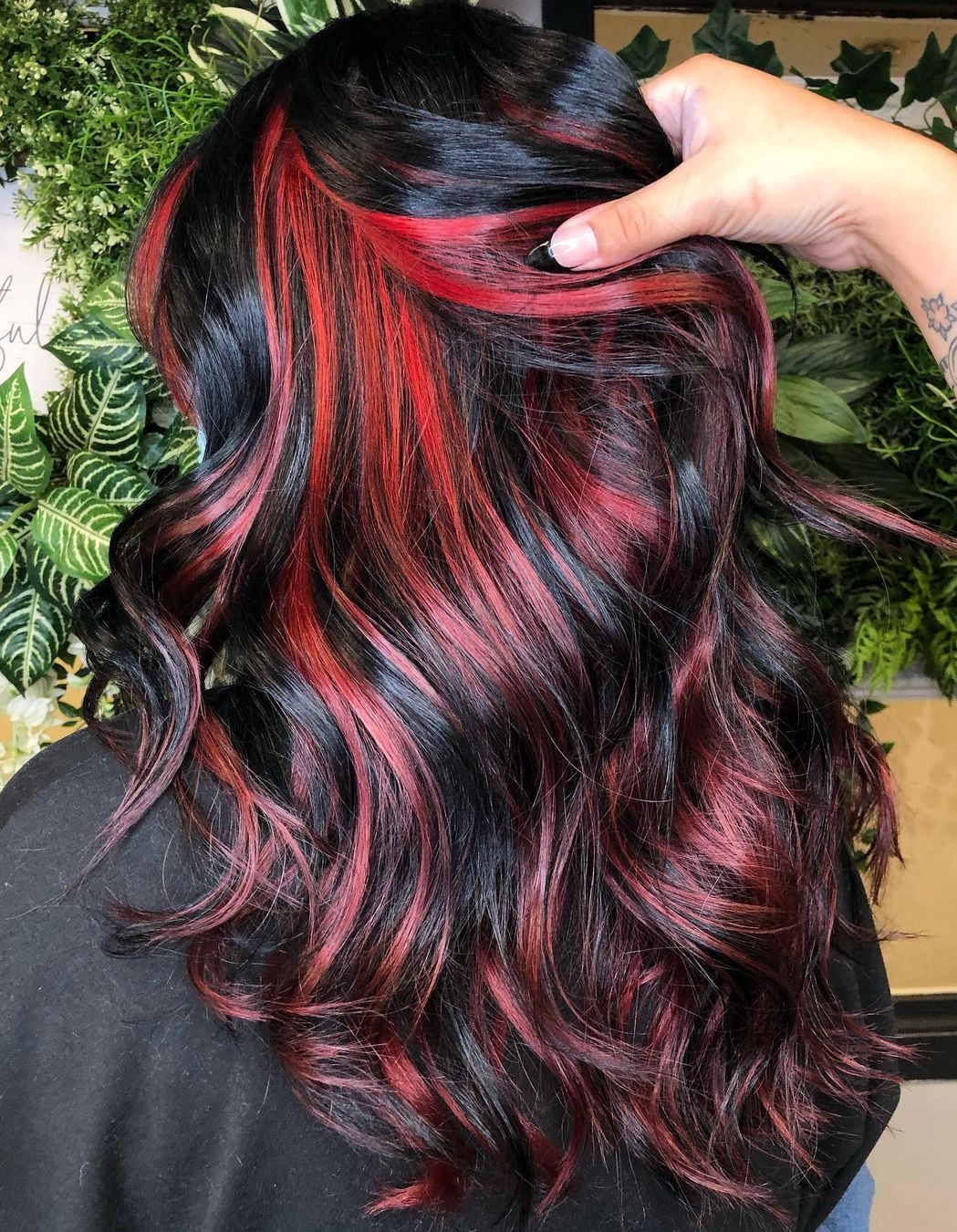 Verborgen Neon Rode Highlights op Zwart Haar