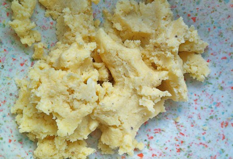 gemengde kaas, boter, zout en peper met een play-doh consistentie