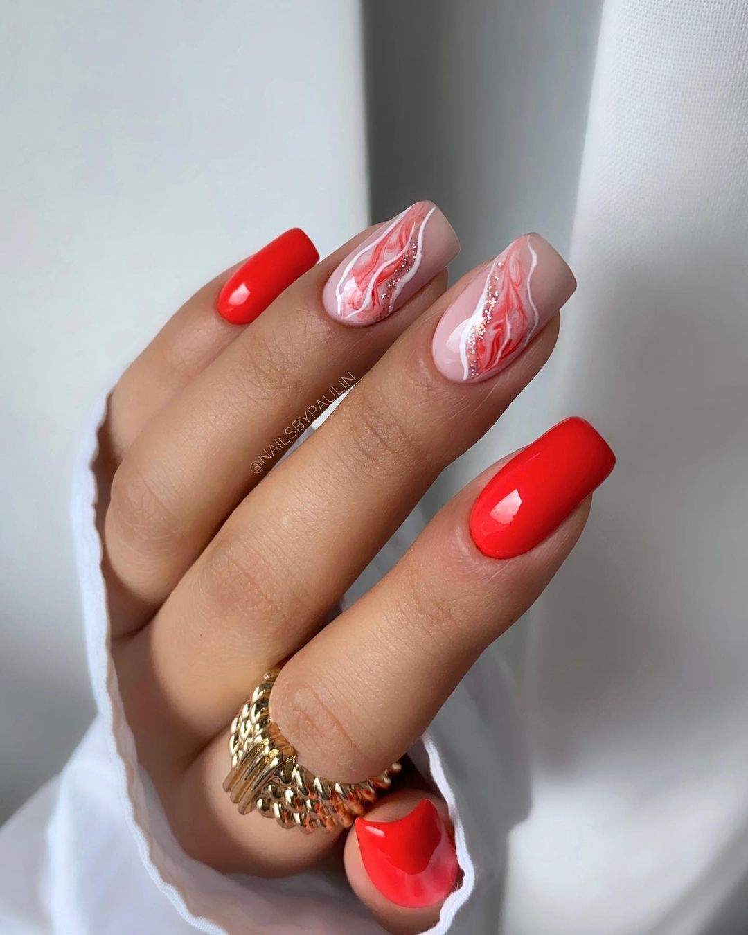 Vierkante rode marmeren nagels