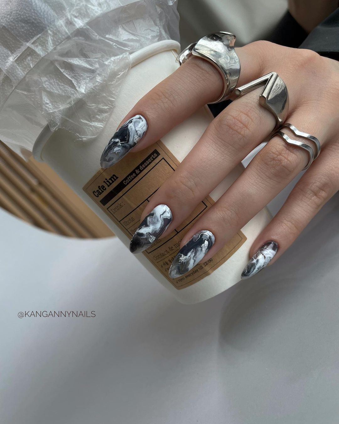 Lange ronde zwart-witte marmeren nagels