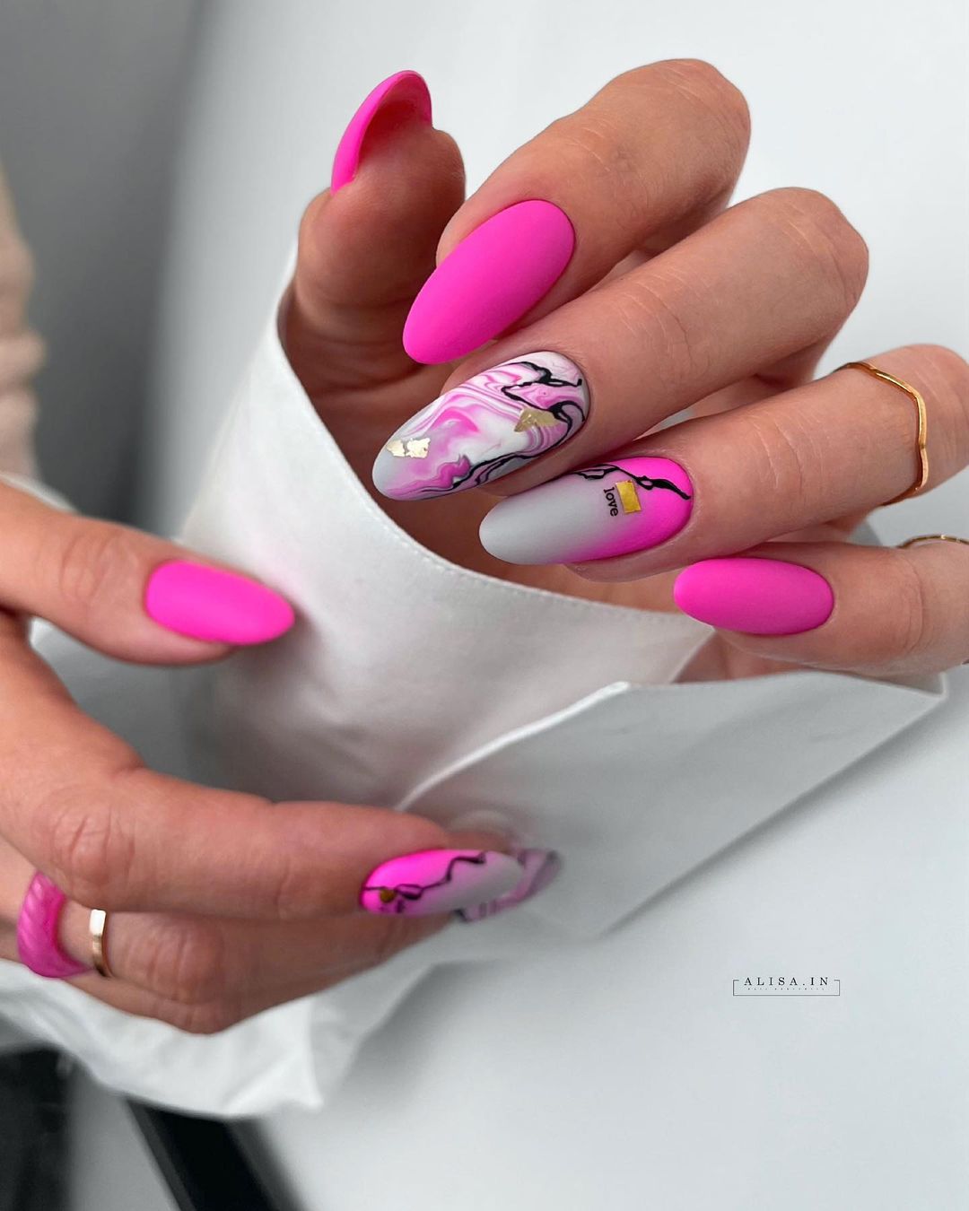 Hot Pink Nagels met Marmer Design