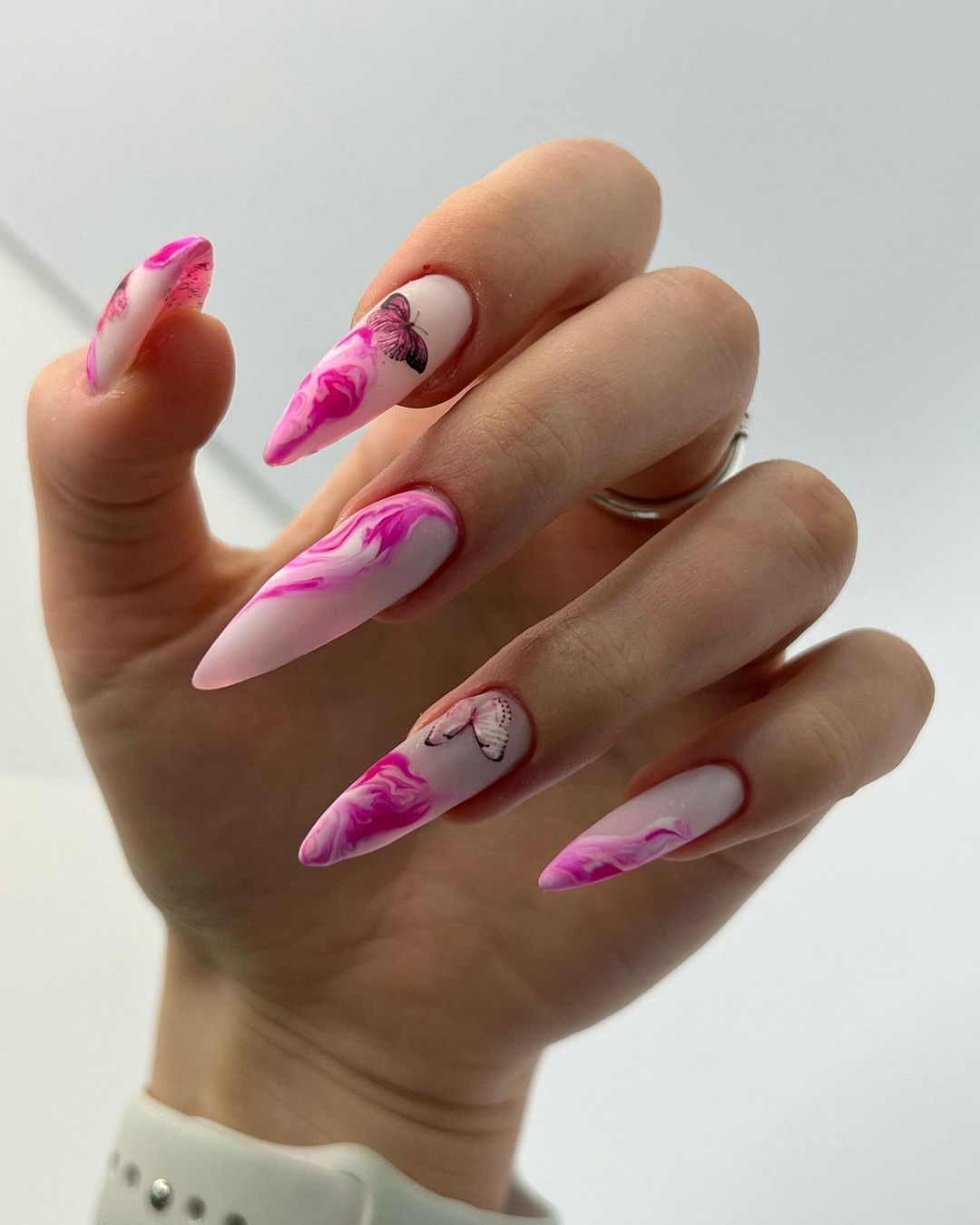 Stiletto Hot Pink Nagels met Marmer Design