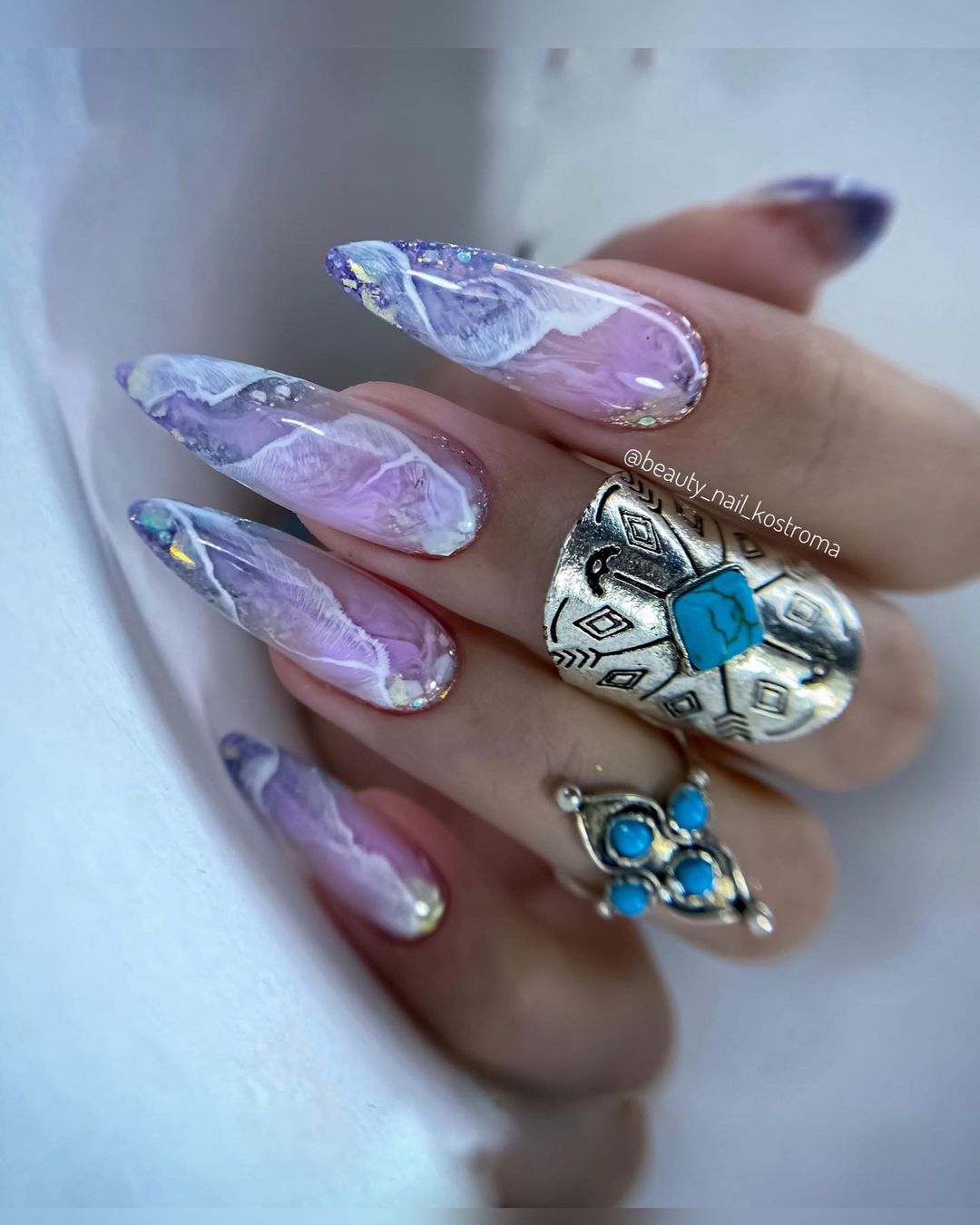 Lange puntige paarse heldere marmeren nagels