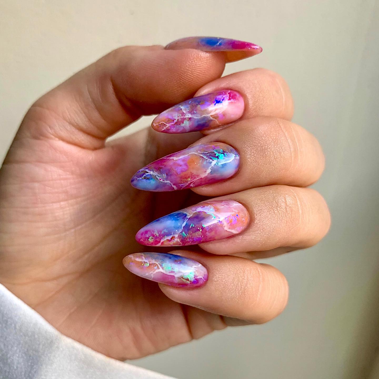 Lange ronde kleurrijke marmeren nagels