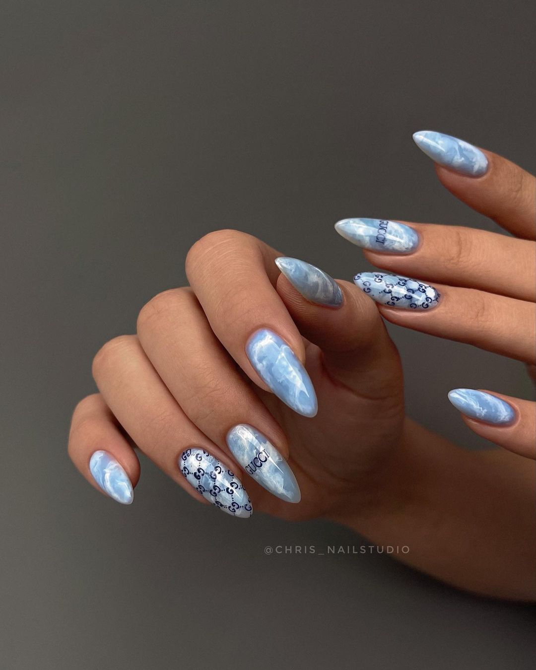 Blauw en wit marmeren nagels