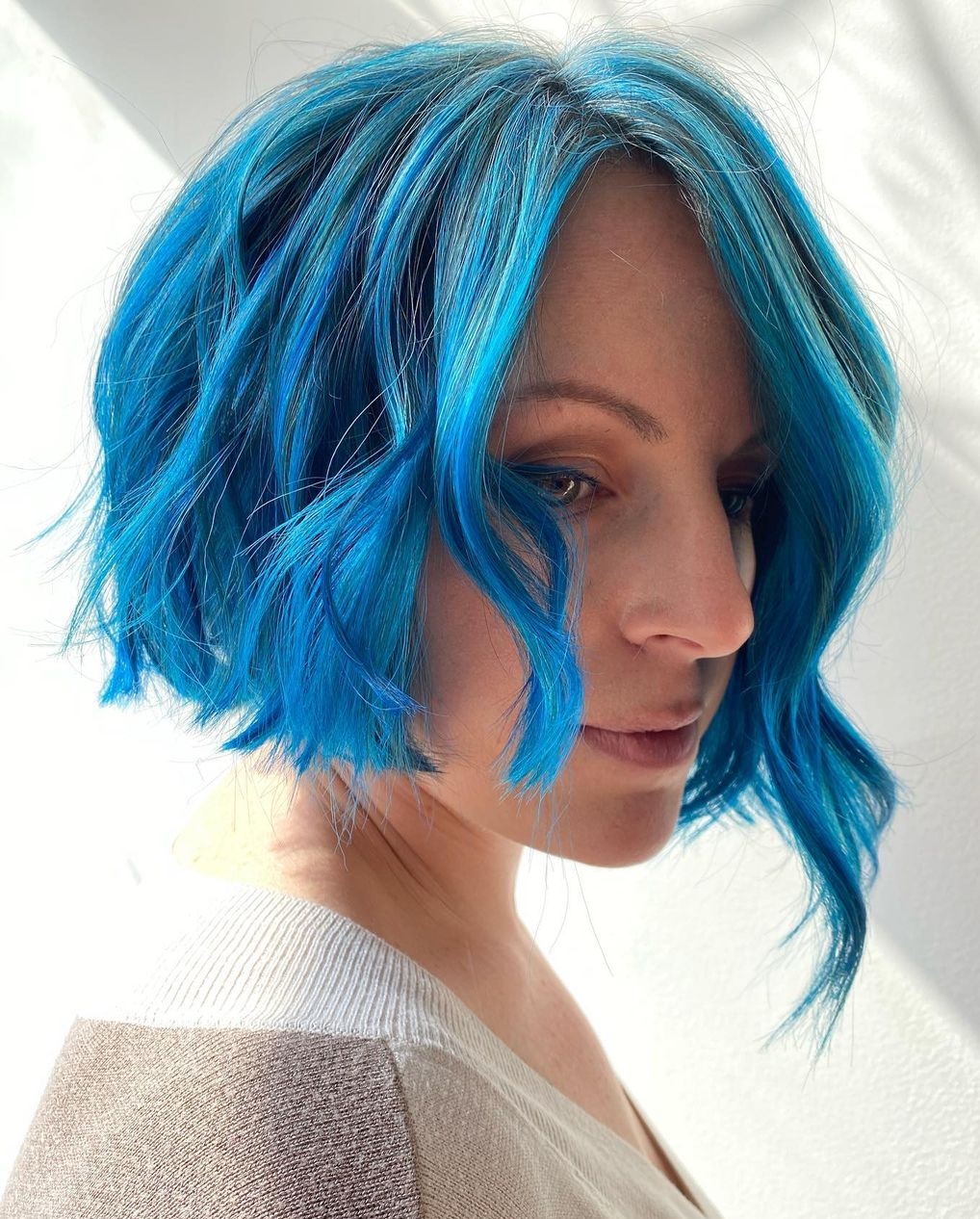 Messy Asymmetrical Bob Cut op blauw haar