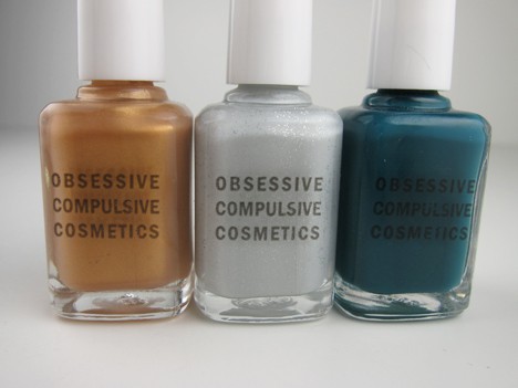 Drie obsessief-compulsieve cosmetica nagellak in verschillende tinten