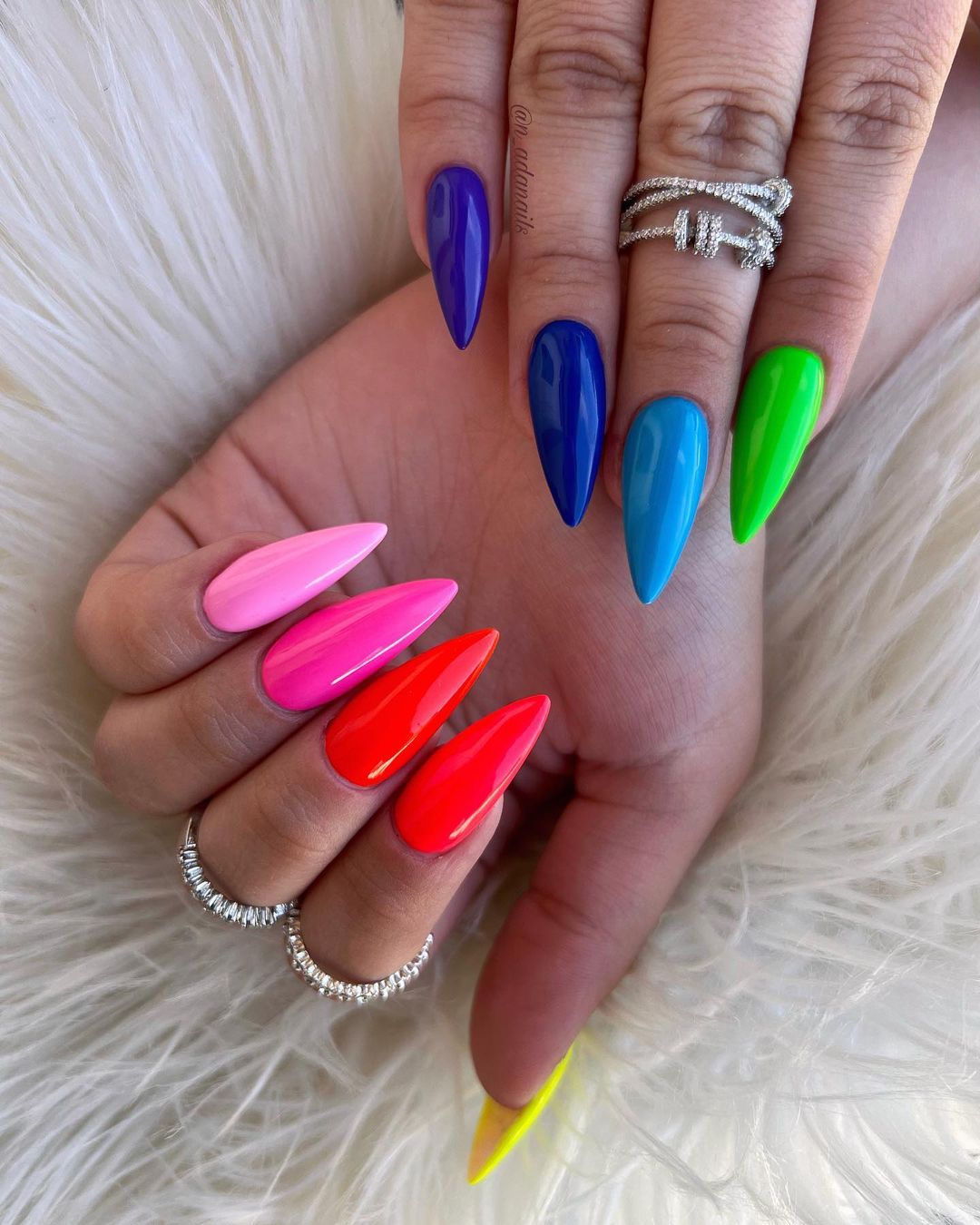 Lange puntige kleurrijke nagels