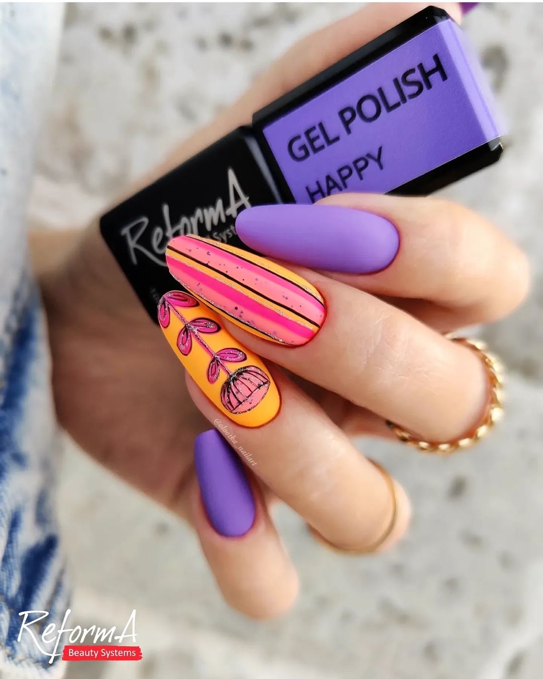 Lange ronde paarse matte nagels met ontwerp