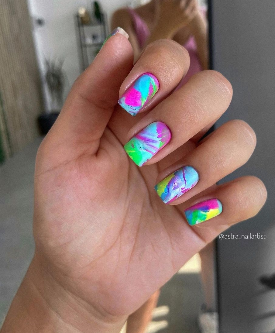 Korte vierkante kleurrijke neon nagel ontwerp
