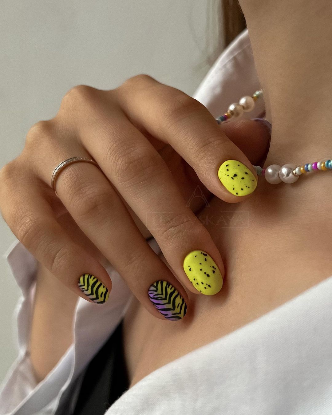 Korte neon gele nagels met design