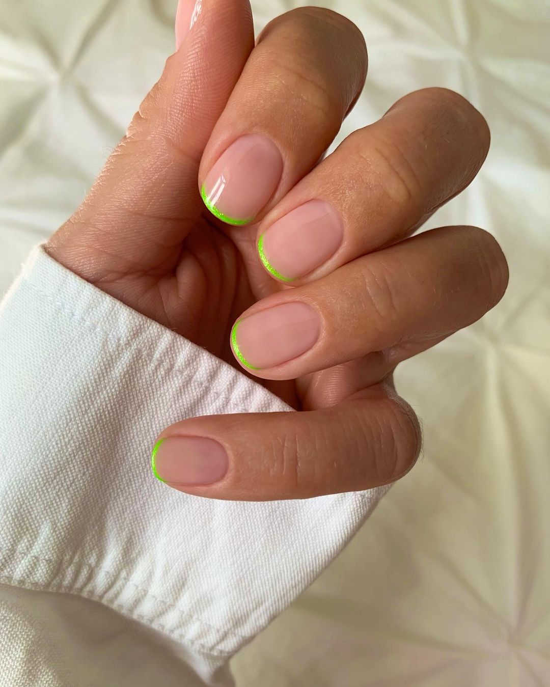 Korte nagels met neongroene tips